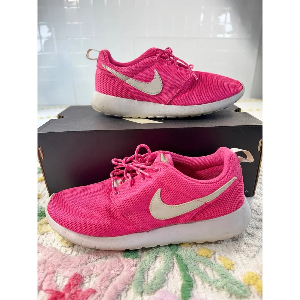 Nike Roshe‎ One Sneakers Pink White Athletic Running Shoes Womens 8